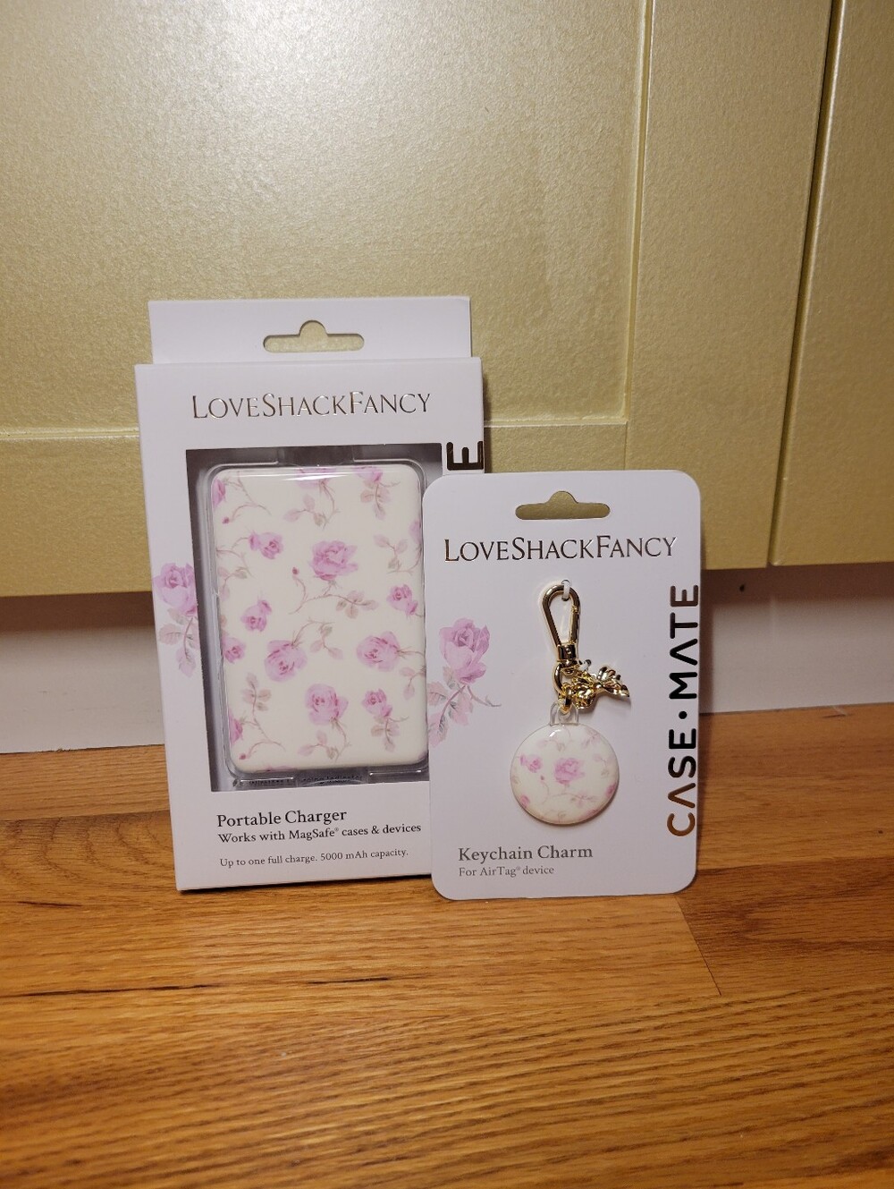 NWT LoveShackFancy x Case-Mate Tech Set Charger & AirTag Charm Ribbon Rosa Flora